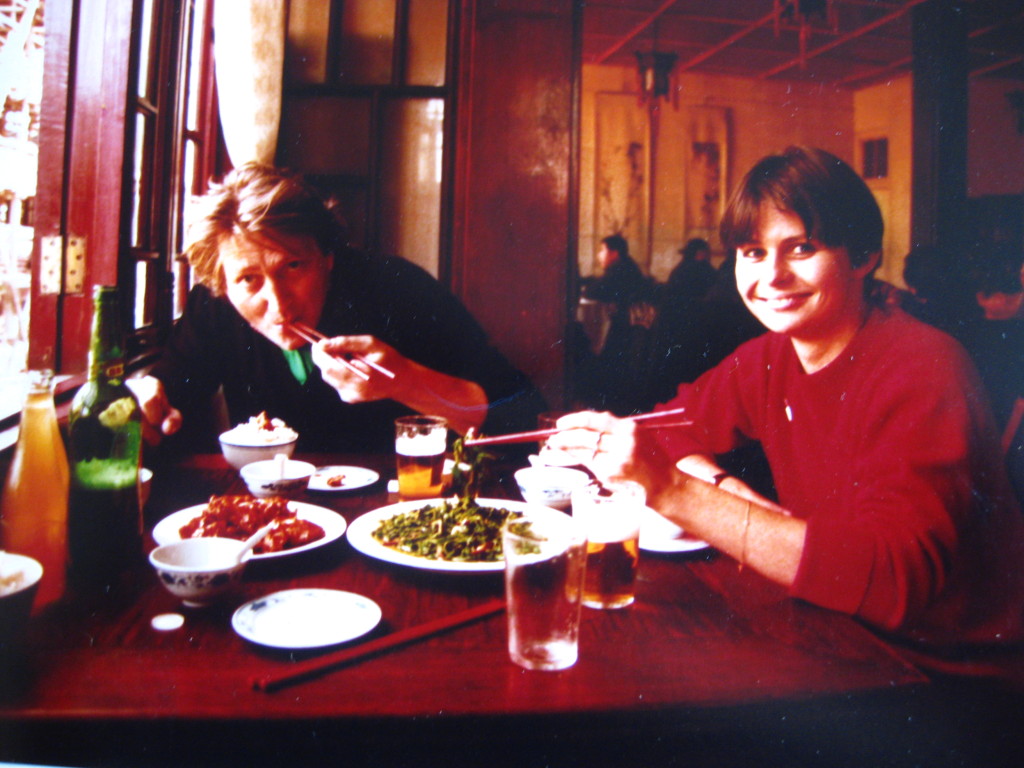 Francis y Daniéle almorzando en la zona vieja de Shangai en 1981