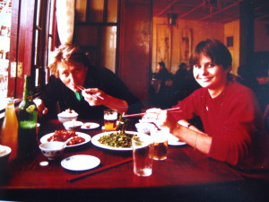 Francis y Daniéle almorzando en la zona vieja de Shangai en 1981.