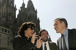 Jarre y el conselleiro Roberto Varela (foto: EFE)